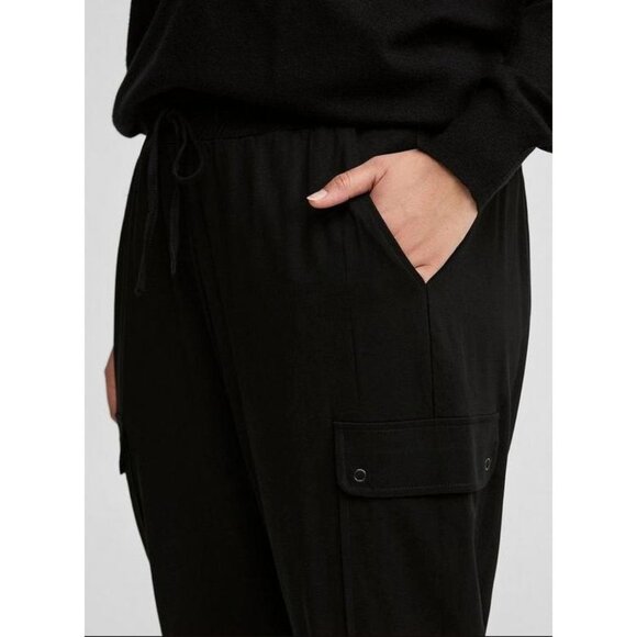 NEW Torrid Womens Plus Size 3X Short Pull On Relaxed Fit Cargo Jogger Pants - Picture 3 of 9